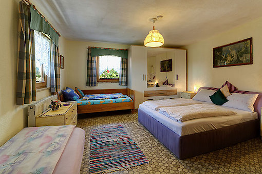 Zimmer mit Doppelbett und 2 Liegen